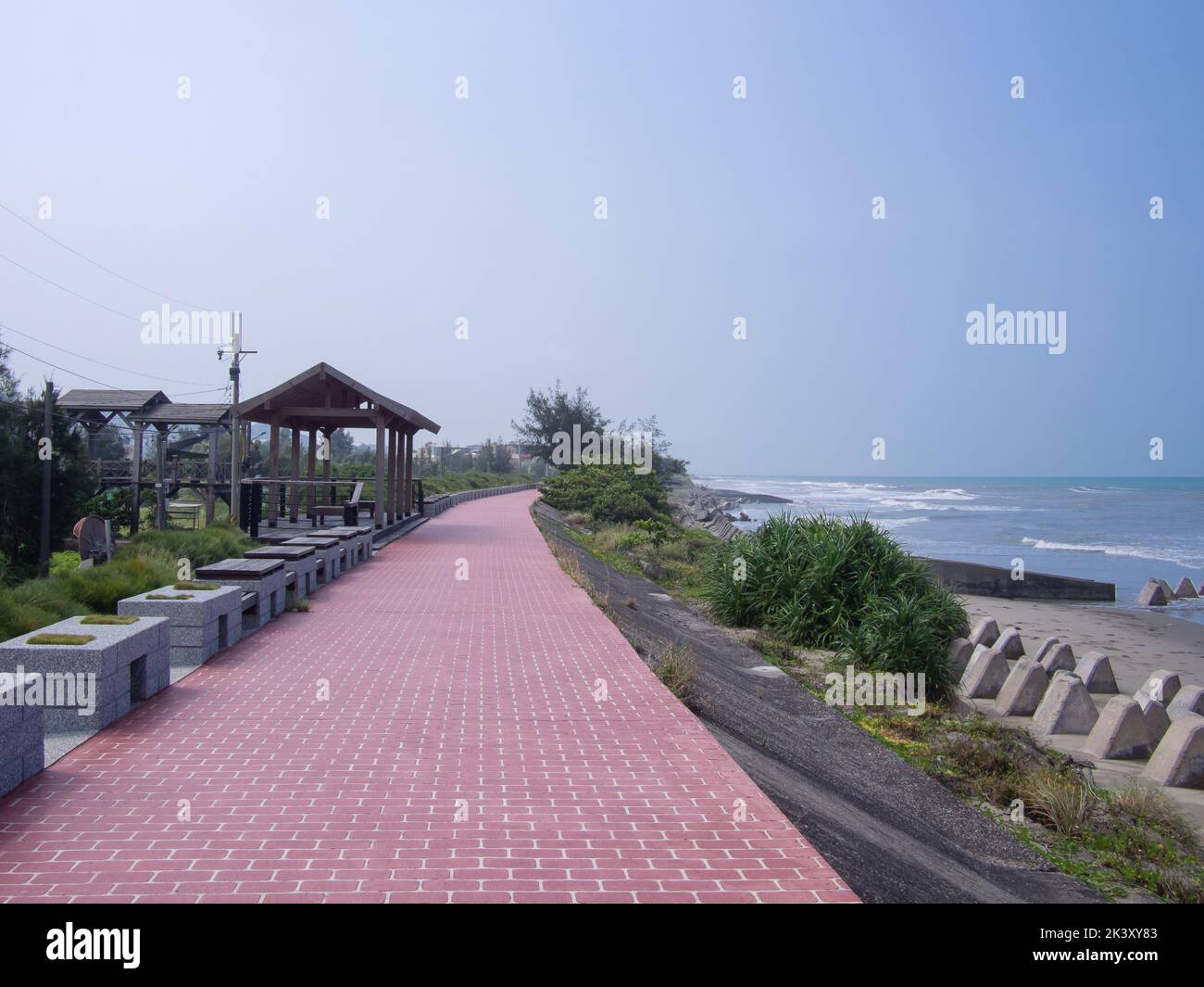 Une route en brique rouge le long de la mer à Baishatun du comté de Miaoli, Taiwan. Banque D'Images