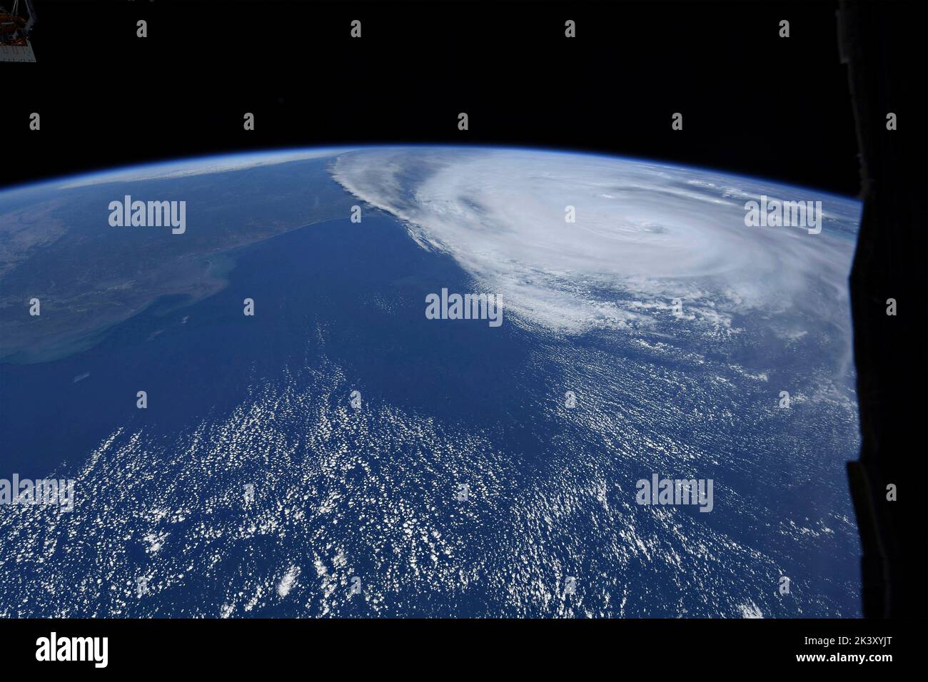 Station spatiale internationale, Earth Orbit. 28th septembre 2022. Station spatiale internationale, ORBITE TERRESTRE. 28 septembre 2022. L'ouragan énorme Ian se déplace vers l'intérieur des terres après avoir frappé la côte ouest de la Floride comme une tempête catastrophique de catégorie 4, vue par les astronautes de la Station spatiale internationale, 28 septembre 2022 dans l'orbite de la Terre. Credit: Bob Hines/NASA/Alamy Live News Banque D'Images