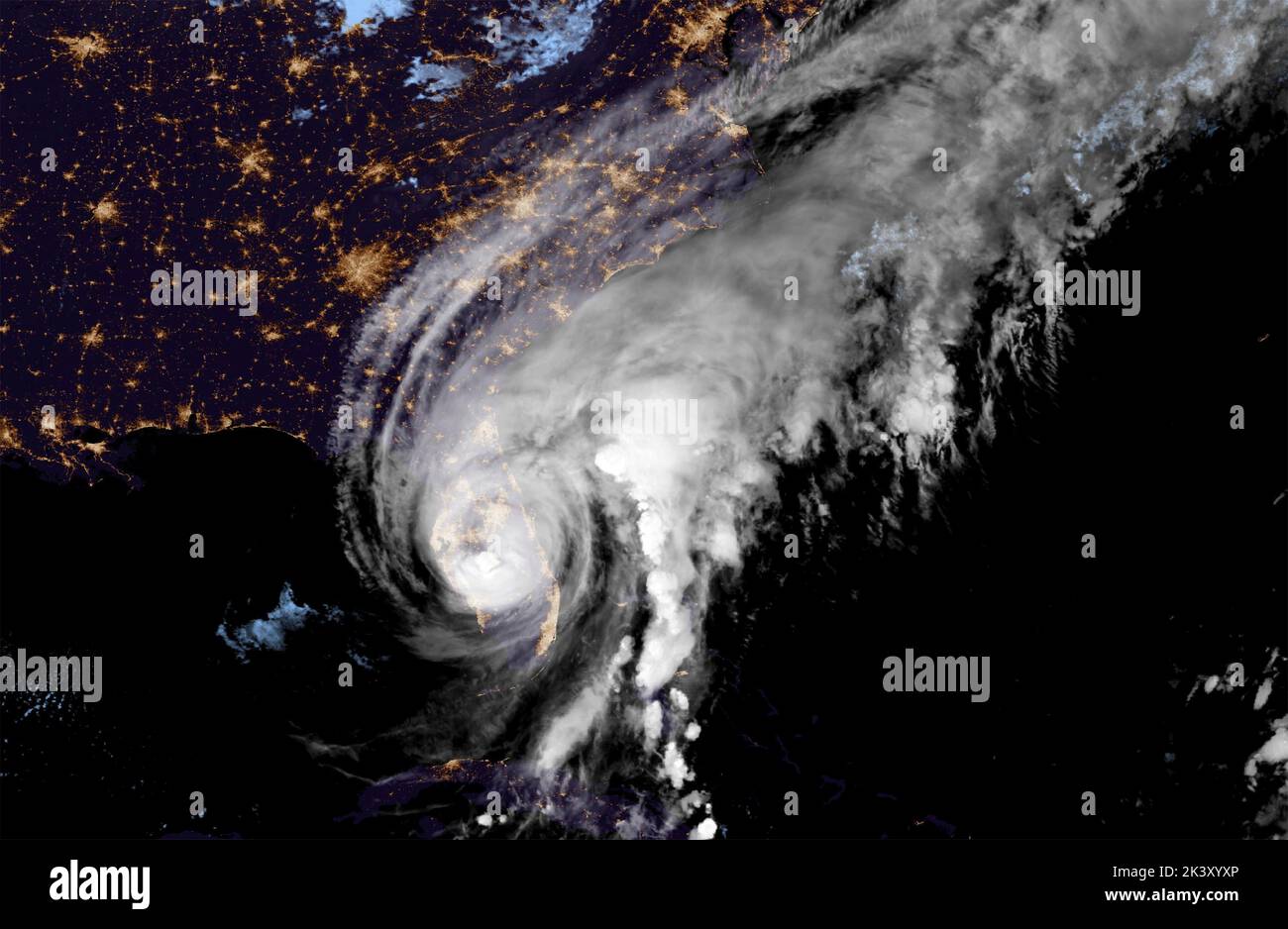 NASA Eosdis, orbite de la Terre. 28th septembre 2022. NASA EOSDIS, ORBITE TERRESTRE. 28 septembre 2022. L'ouragan énorme Ian se déplace lentement vers l'intérieur des terres vers Orlando après être venu à terre près de fort Meyers sur la côte ouest de la Floride comme une tempête dangereuse de catégorie 4 dans la vue de nuit du satellite de la NASA EOSDIS, 28 septembre 2022 dans l'orbite de la Terre. Credit: EOSDIS/NASA/Alay Live News Banque D'Images