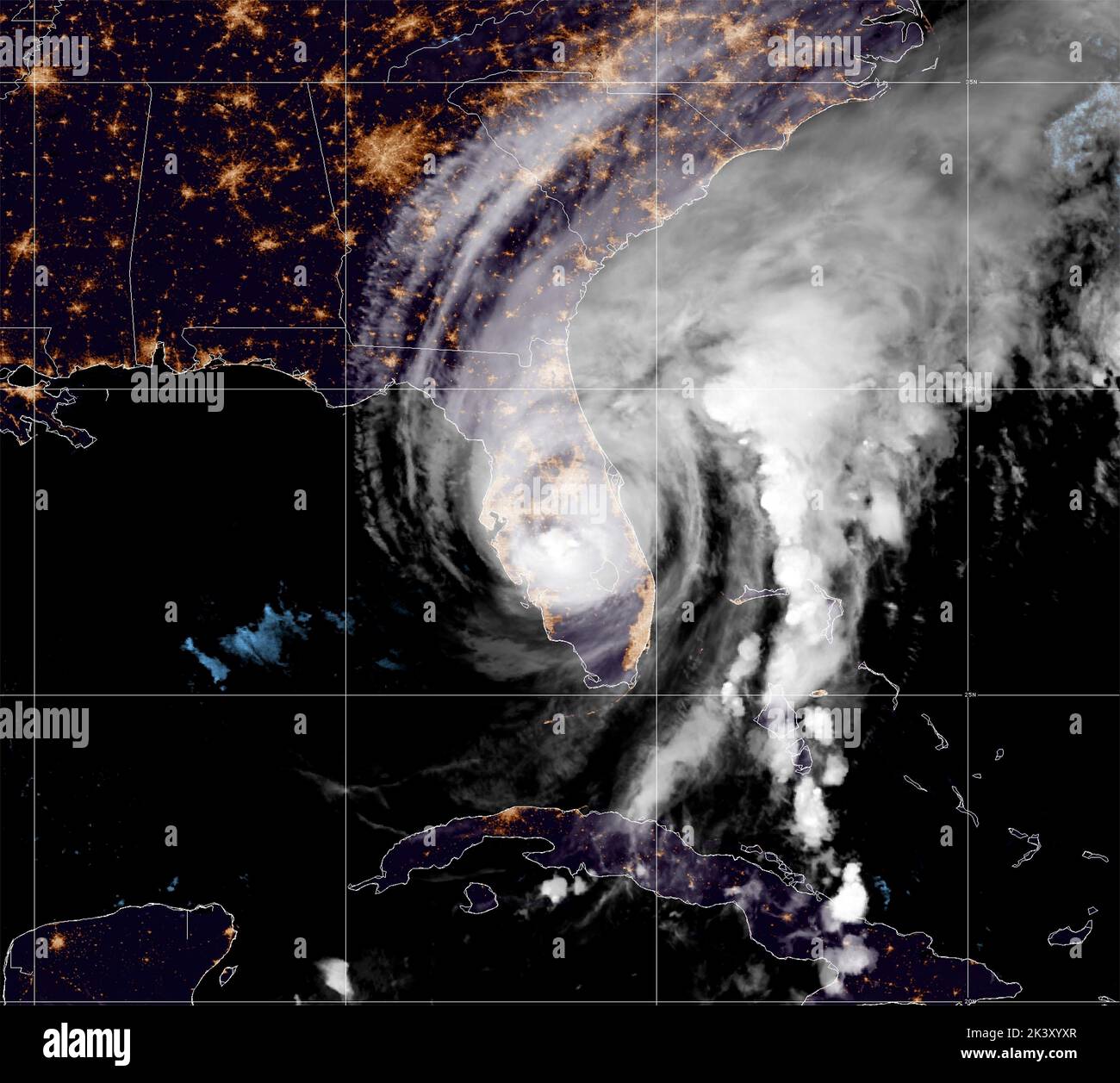 Orlando, Earth Orbit. 28th septembre 2022. Orlando, ORBITE TERRESTRE. 28 septembre 2022. L'ouragan énorme Ian se déplace lentement vers l'intérieur des terres vers Orlando après être venu à terre près de fort Meyers sur la côte ouest de la Floride comme une tempête dangereuse de catégorie 4 dans la vue de nuit du satellite GEOS de NOAA, 28 septembre 2022 dans l'orbite de la Terre. Crédit : GEOS/NOAA/Alay Live News Banque D'Images