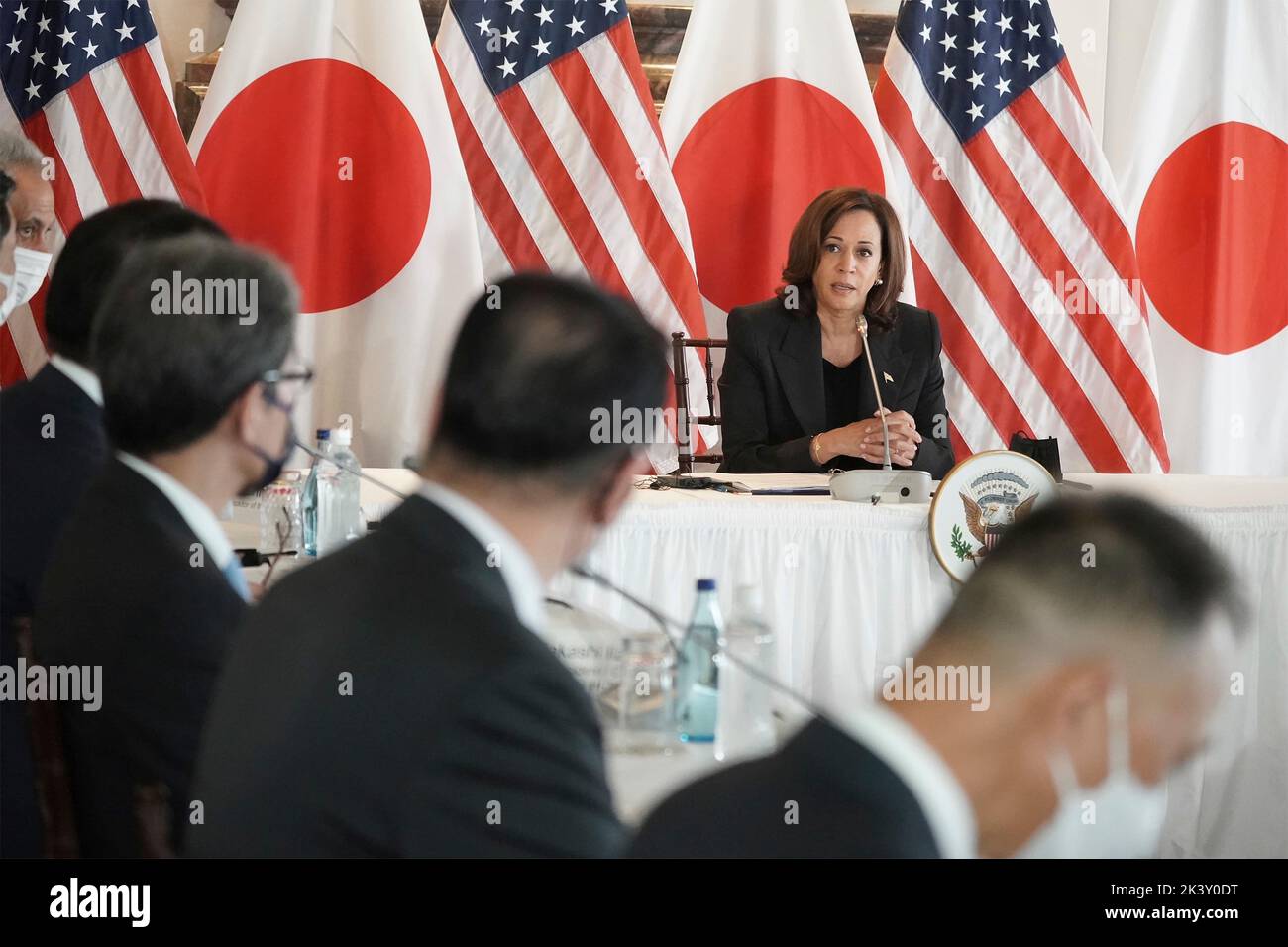 Tokyo, Japon. 28th septembre 2022. Kamala Harris, vice-président américain, à droite, lors d'une réunion en face à face avec des dirigeants de l'industrie japonaise des semi-conducteurs à l'ambassade américaine de 28 septembre 2022 à Tokyo, au Japon. Crédit : Lawrence Jackson/White House photo/Alamy Live News Banque D'Images