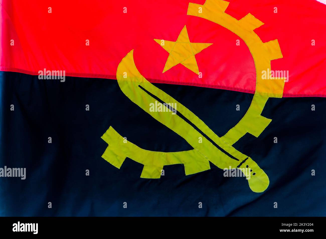 Drapeau de l'Angola en plein air à Rio de Janeiro, Brésil. Banque D'Images