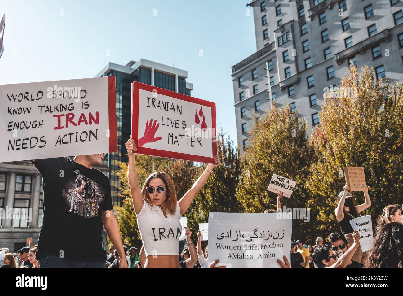 Vancouver, Canada - 25 septembre, 2022 : un immense rassemblement à l'appui des manifestations iraniennes devant la Galerie d'art de Vancouver. Femme avec un signe iranien vit Ma Banque D'Images