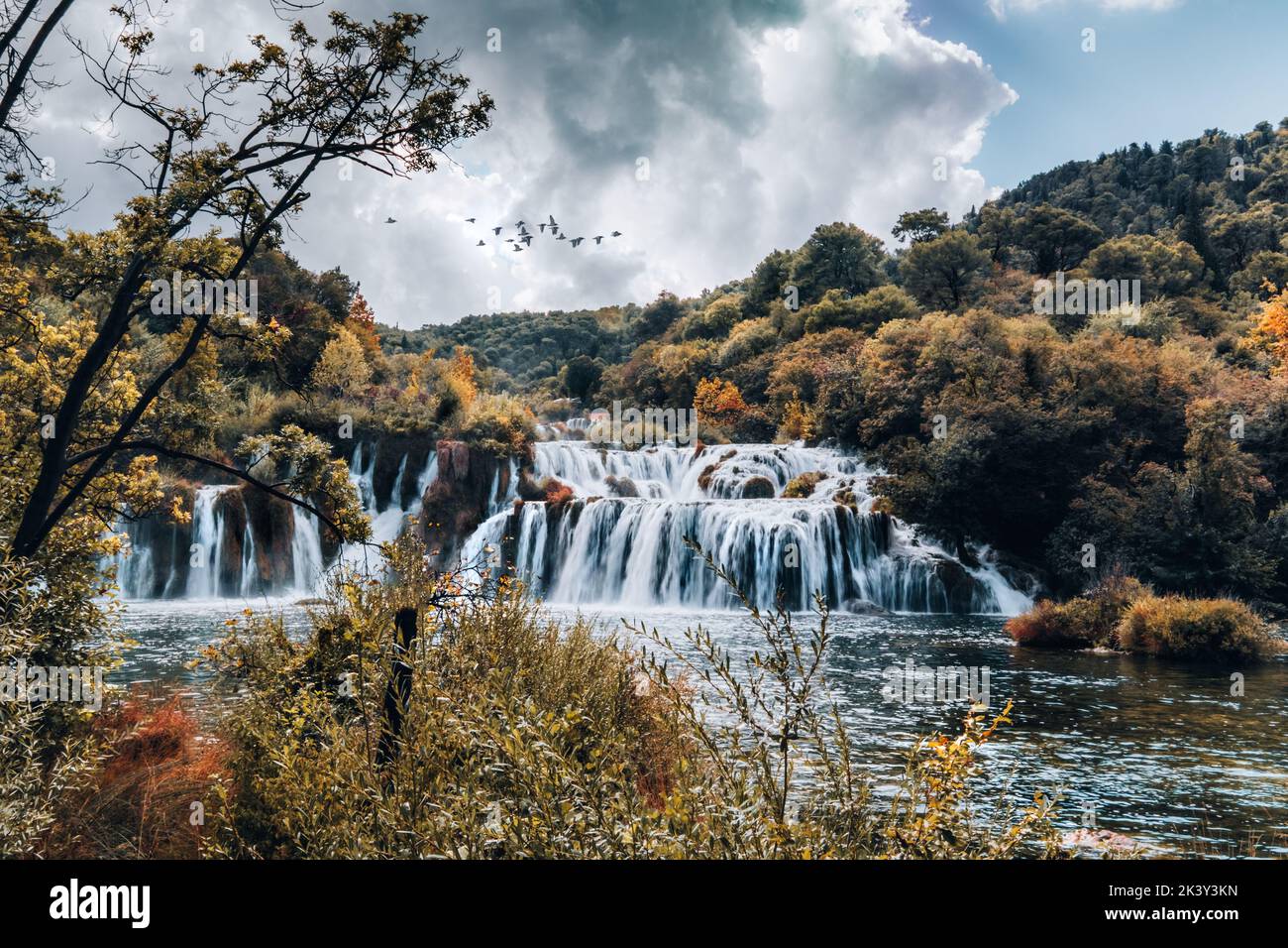 Belle cascade Skradinski Buk dans le parc national de Krka - Dalmatie Croatie, Europe. Scène fantastique du parc national de Krka en septembre Banque D'Images