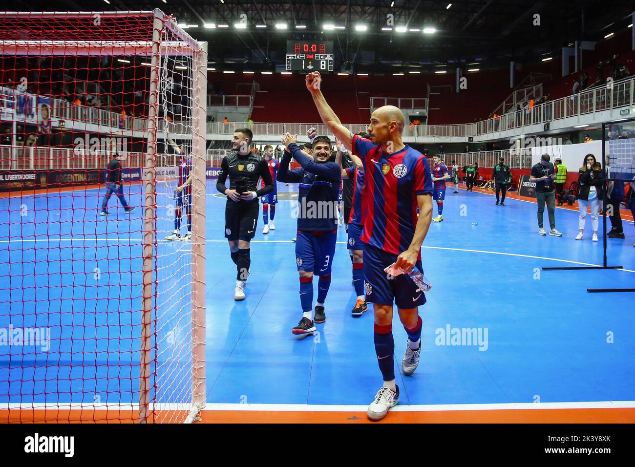 Buenos Aires, Argentine. 28th septembre 2022. Damian Stazzone de San Lorenzo (ARG) lève son poing lors des quarts de finale de CONMEBOL Libertadores Futsal 2022 entre Deportivo Meta et San Lorenzo à Befol Arena. Note finale; Deportivo Meta (col) 1:8 San Lorenzo (ARG). Crédit : SOPA Images Limited/Alamy Live News Banque D'Images