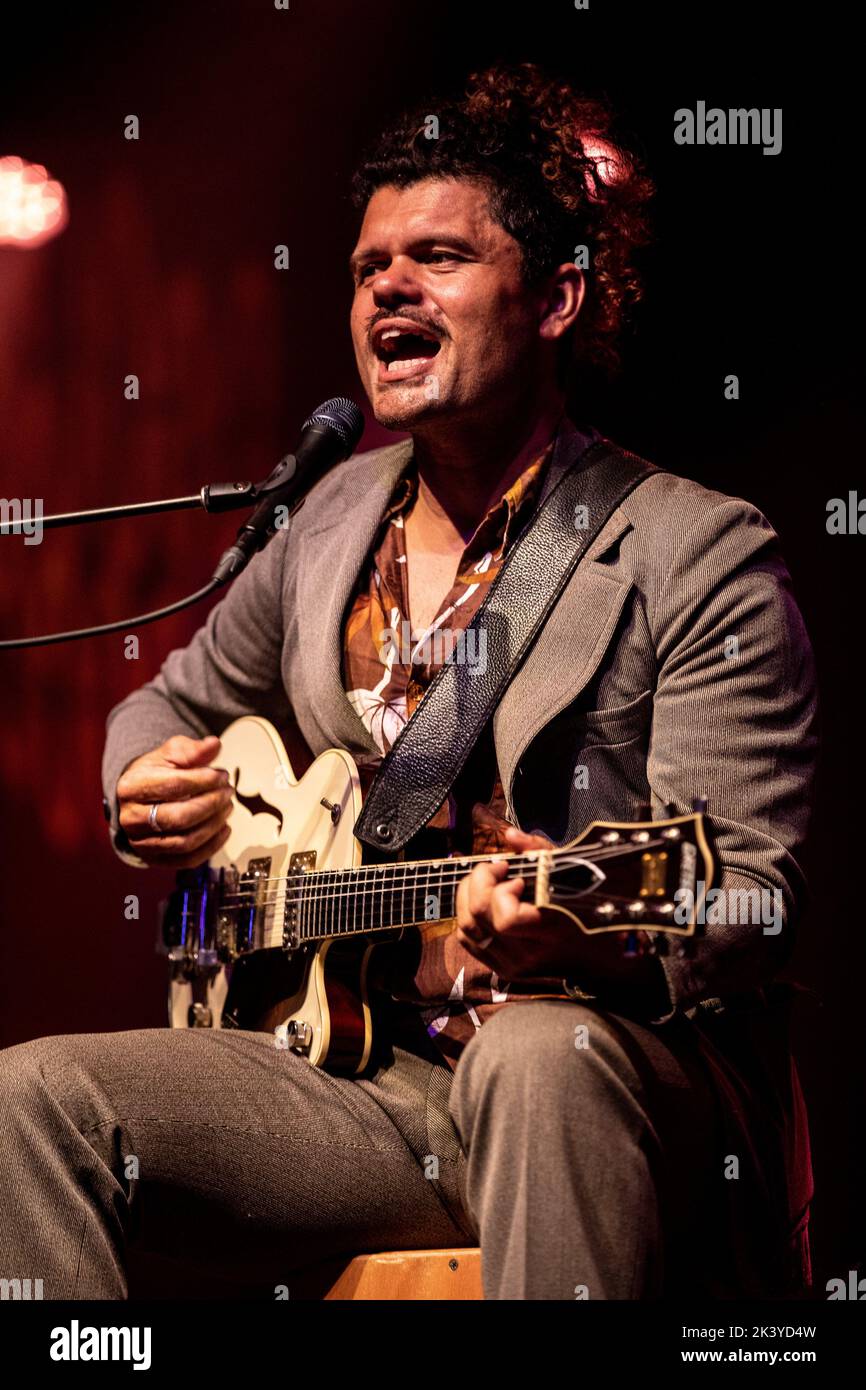 L'auteur-compositeur australien et guitariste de blues, ash grunwald, se  produit en direct Photo Stock - Alamy