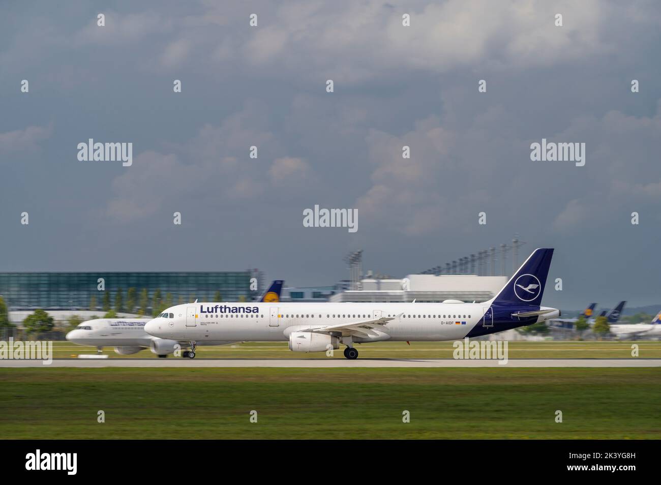 Munich, Allemagne - 26 août. 2022 : Lufthansa Airbus A321-231 avec l'immatriculation de l'avion D-AIAD commence sur la piste sud 26L du muni Banque D'Images