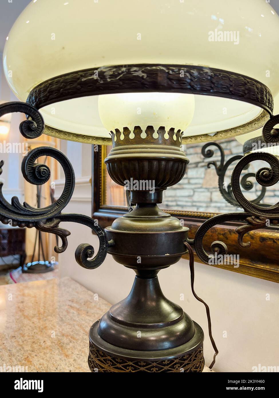 Lampe de table antique sur une table avec un dessus en marbre. Fait à la main. Banque D'Images