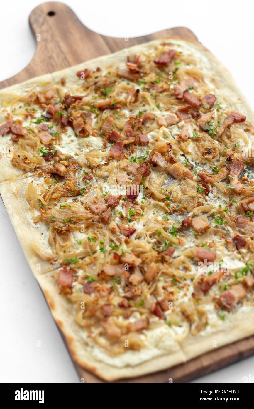 Pizza rectangulaire Flamkuchen tarte flambee avec bacon et poulet sur fond blanc Banque D'Images