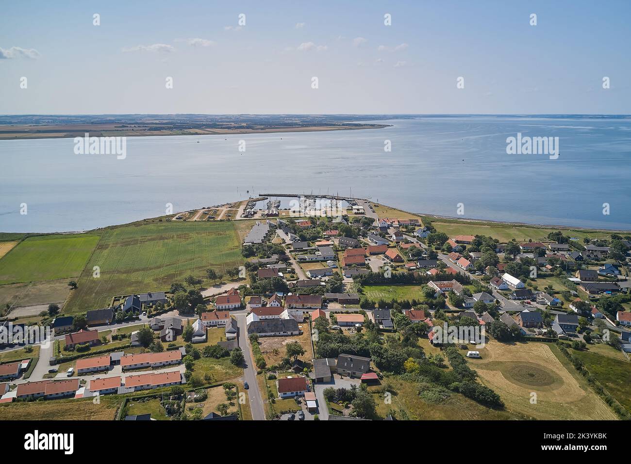 Champ et vue sur l'océan au Danemark Banque D'Images