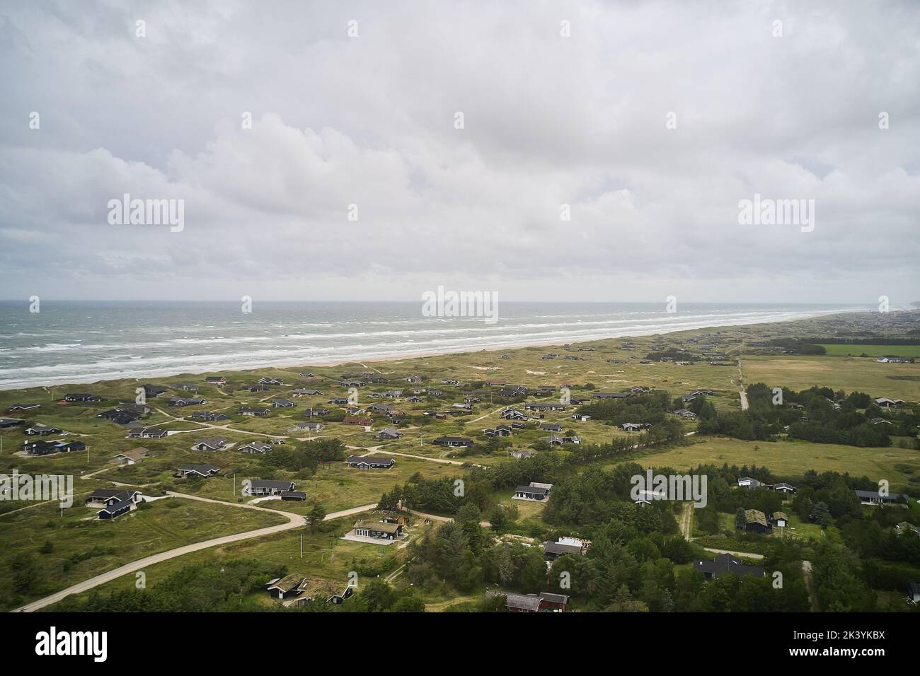 Champ et vue sur l'océan au Danemark Banque D'Images