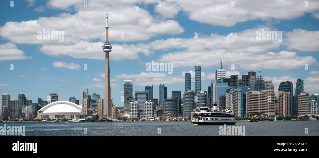 Vue panoramique sur les gratte-ciel de Toronto et le lac Ontario pendant l'été à Toronto, Ontario, Canada. Banque D'Images