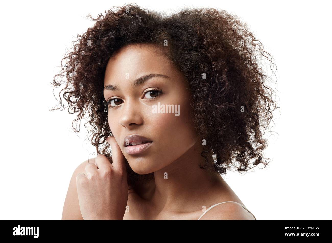 Theres beauté dans la simplicité. Portrait d'une belle jeune femme ethnique isolée sur blanc. Banque D'Images