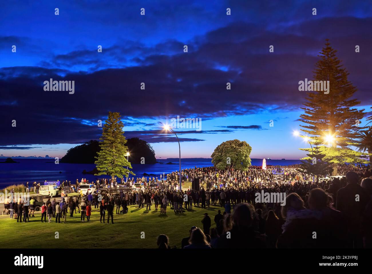 Une grande foule s'est rassemblée pour une parade de l'aube de la Journée de l'ANZAC à Mount Maunganui, en Nouvelle-Zélande Banque D'Images