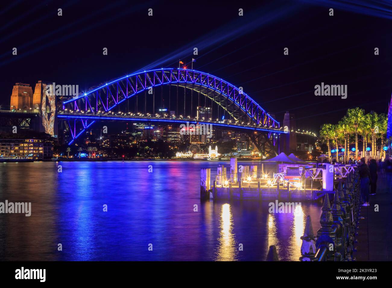 Sydney, Australie. Le Sydney Harbour Bridge s'illumine en couleurs lors du festival d'éclairage annuel « Vivid Sydney » Banque D'Images