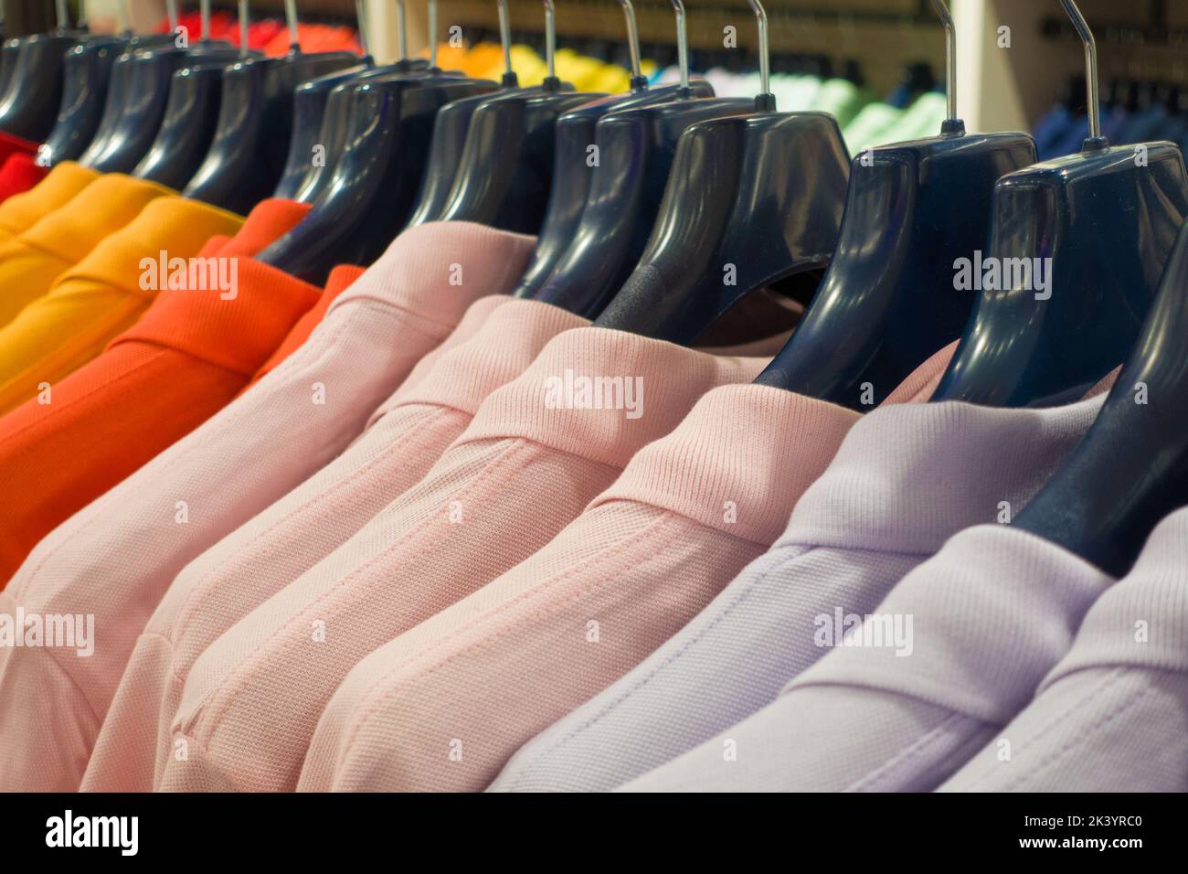 Photo des vêtements colorés sur les cintres en magasin Banque D'Images