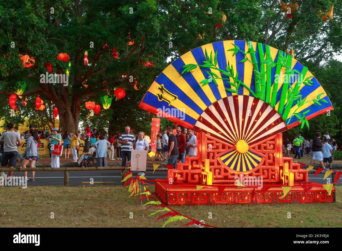 Une sculpture géante légère en forme de fan chinois exposée dans le parc du domaine d'Auckland, Auckland, Nouvelle-Zélande, pendant le nouvel an chinois Banque D'Images