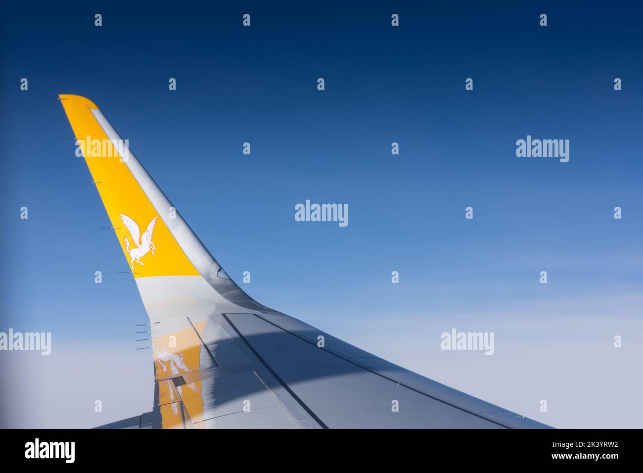 aile d'un avion et ciel bleu profond pendant un vol en vacances Banque D'Images