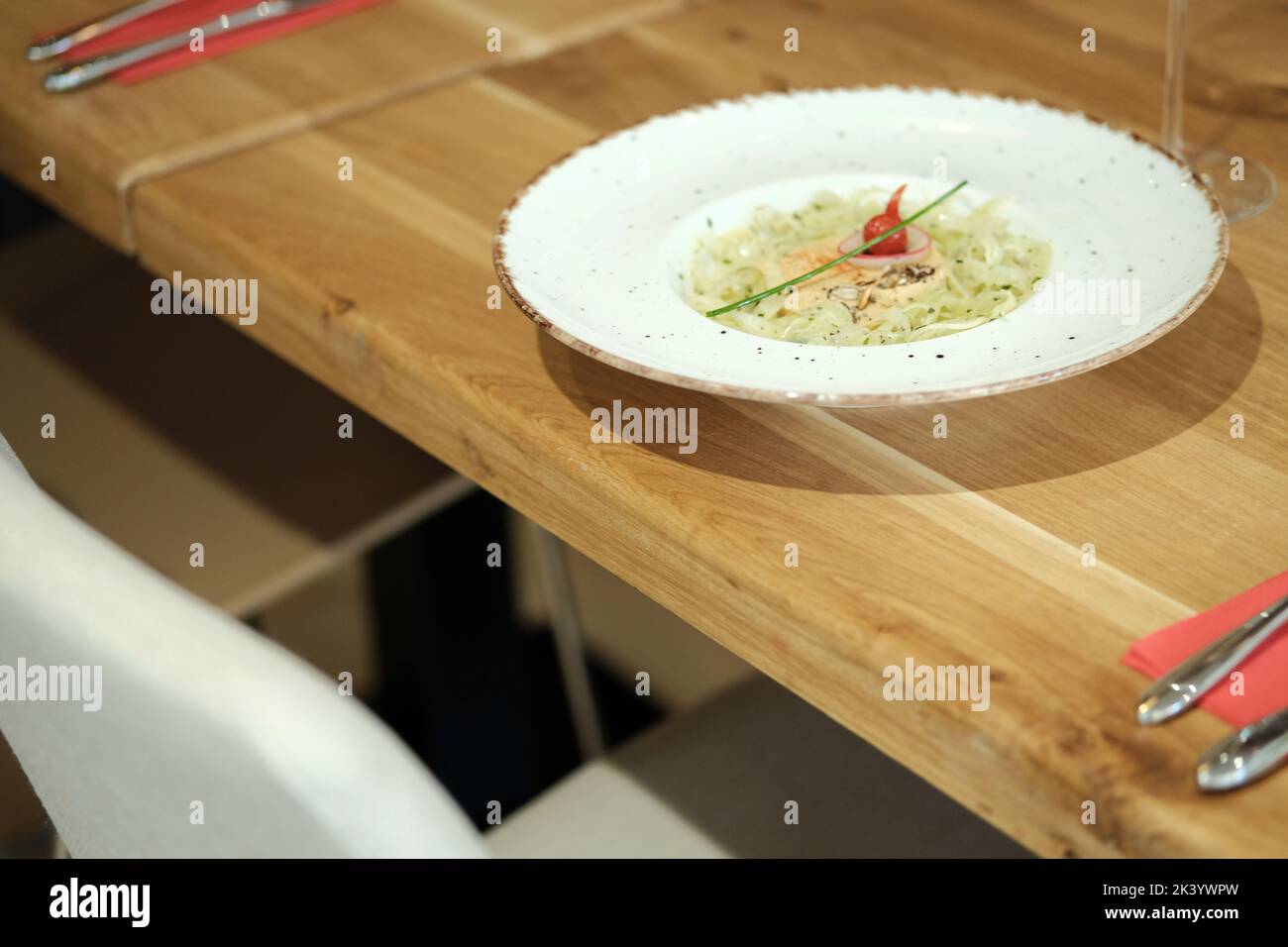 Pate de saumon avec garniture d'oignon sauté. Banque D'Images