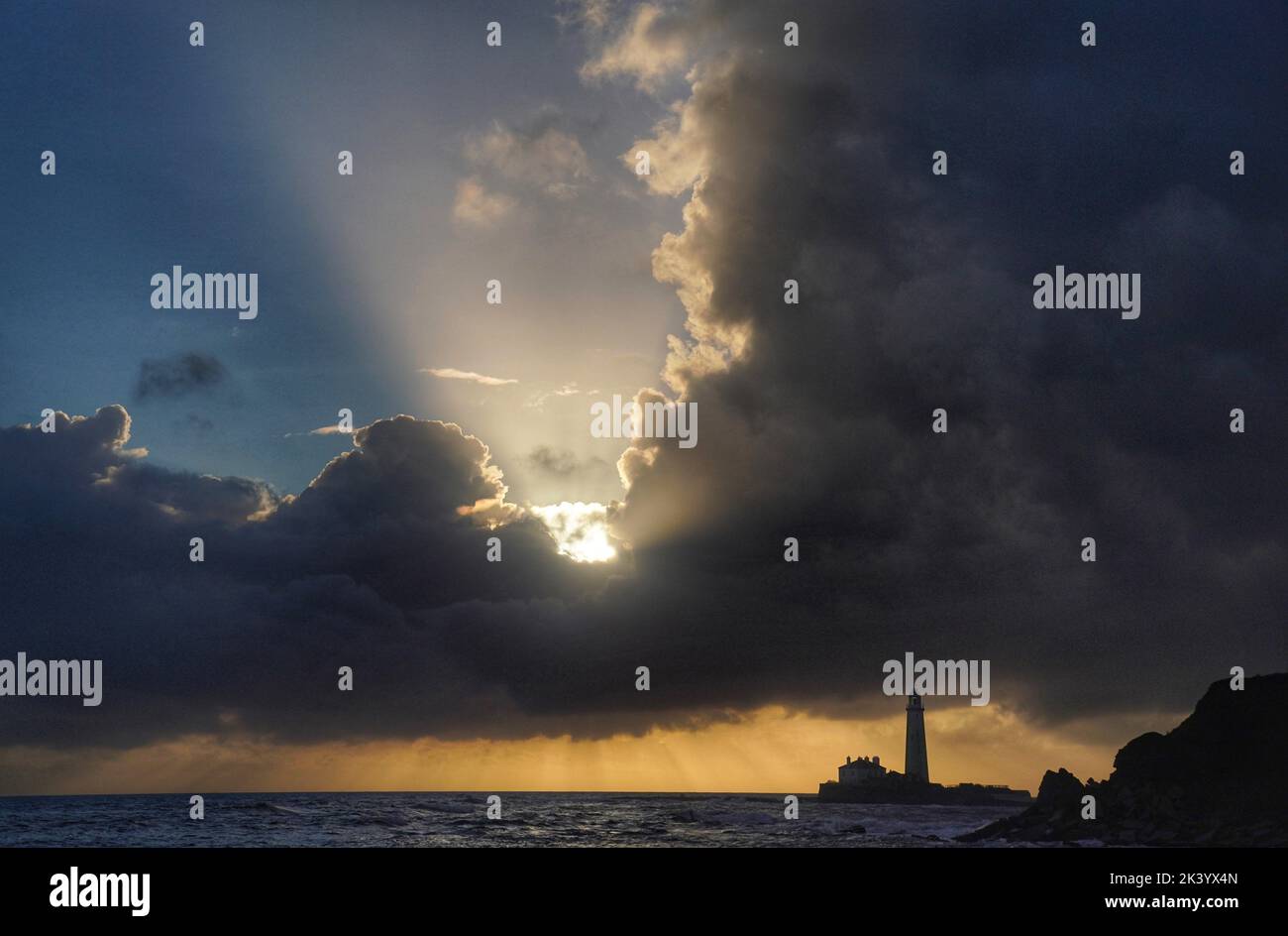Nuages orageux au-dessus du phare de St Mary à Whitley Bay sur North Tyneside. Date de la photo: Jeudi 29 septembre 2022. Banque D'Images