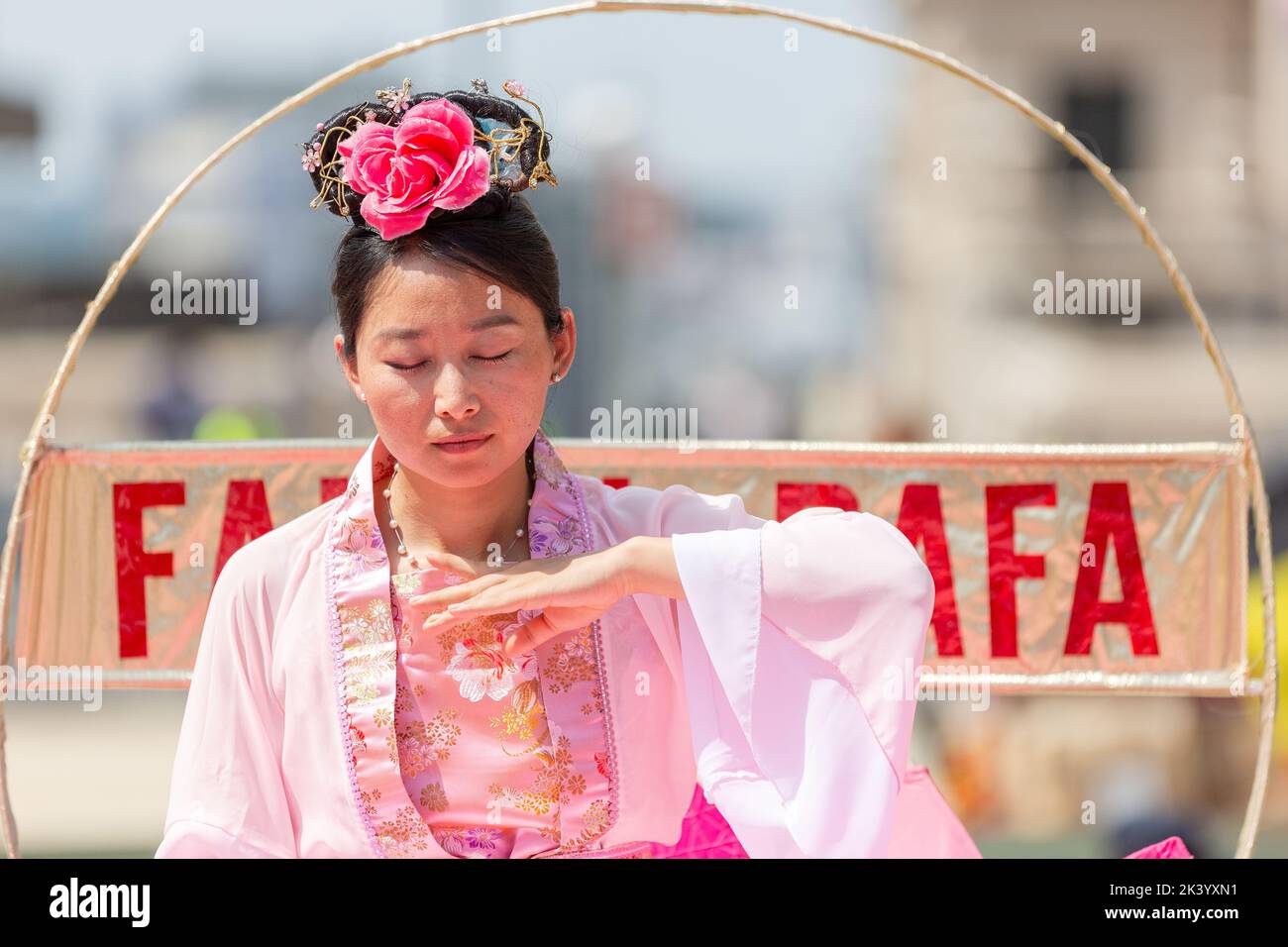 Femme asiatique dans une posture de méditation. Banque D'Images