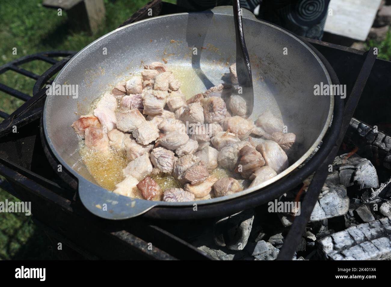 Cuisson de la viande d'agneau dans le chou-fleur au feu Banque D'Images