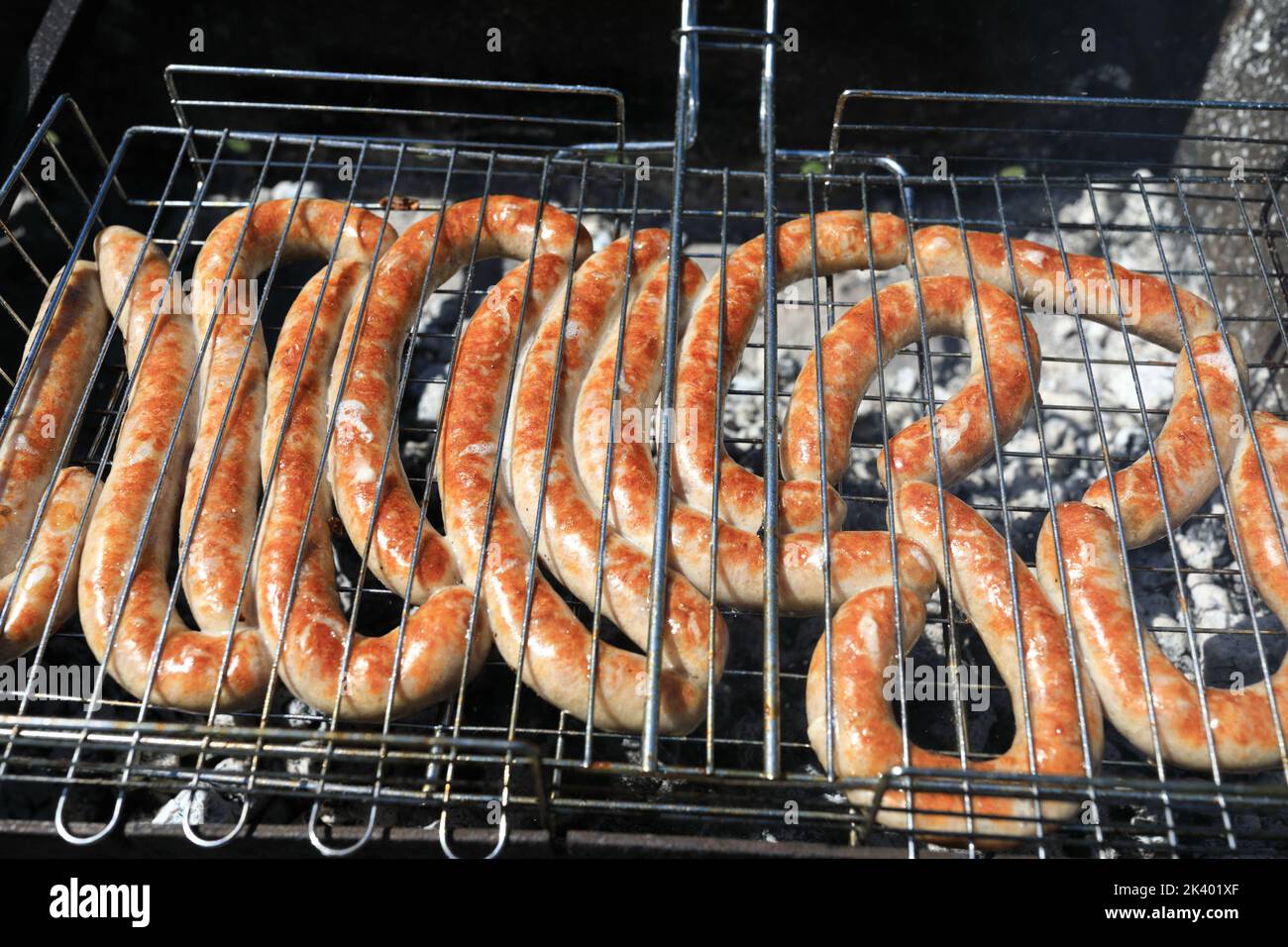 Vue sur la cuisson des saucisses sur le gril Banque D'Images