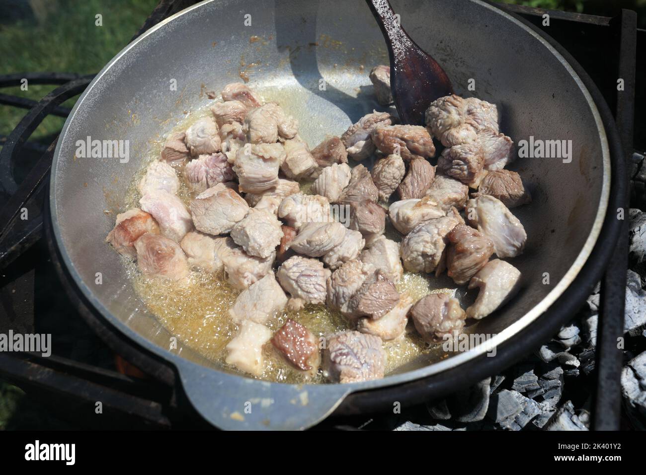 Rôtir la viande d'agneau dans le chou-fleur au feu Banque D'Images