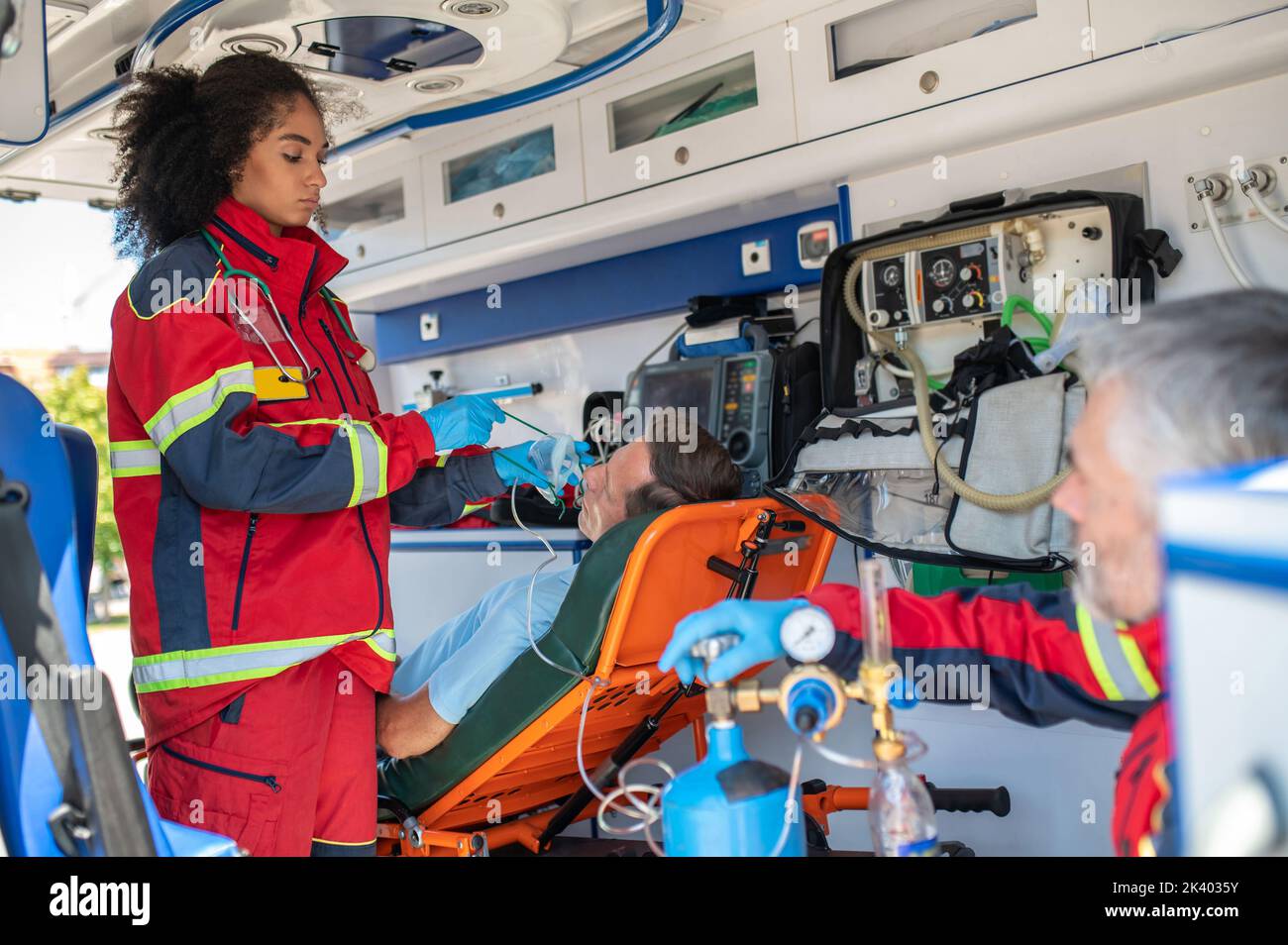 Personnel ambulancier préparant le patient respiratoire pour l'oxygénation Banque D'Images