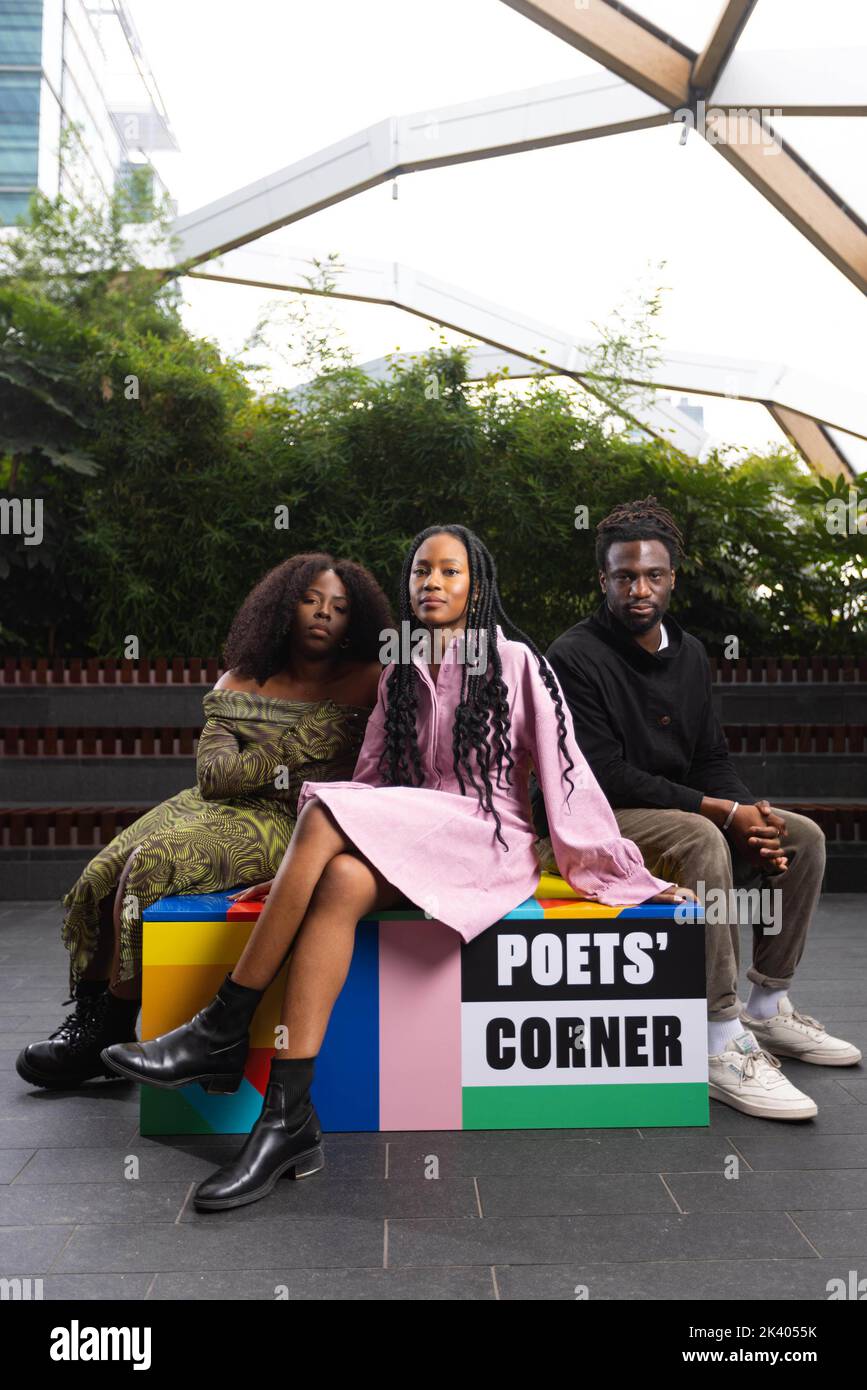 UTILISATION ÉDITORIALE SEULEMENT Theresa Lola, lauréate de jeunes gens (au milieu) et Sarah Aluko (à gauche) et Jolade Olusanya dévoilent le coin des poètes à Canary Wharf pour célébrer le mois de l'histoire des Noirs et offrir une plate-forme aux jeunes poètes noirs de Londres. Date de publication : jeudi 29 septembre 2022. Banque D'Images