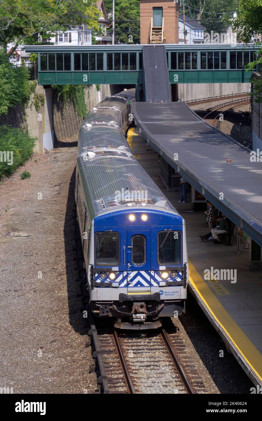 Le train Metro-North menant à la gare de Pleasantville à Westchester en direction de la gare Grand Central à Manhattan. Banque D'Images