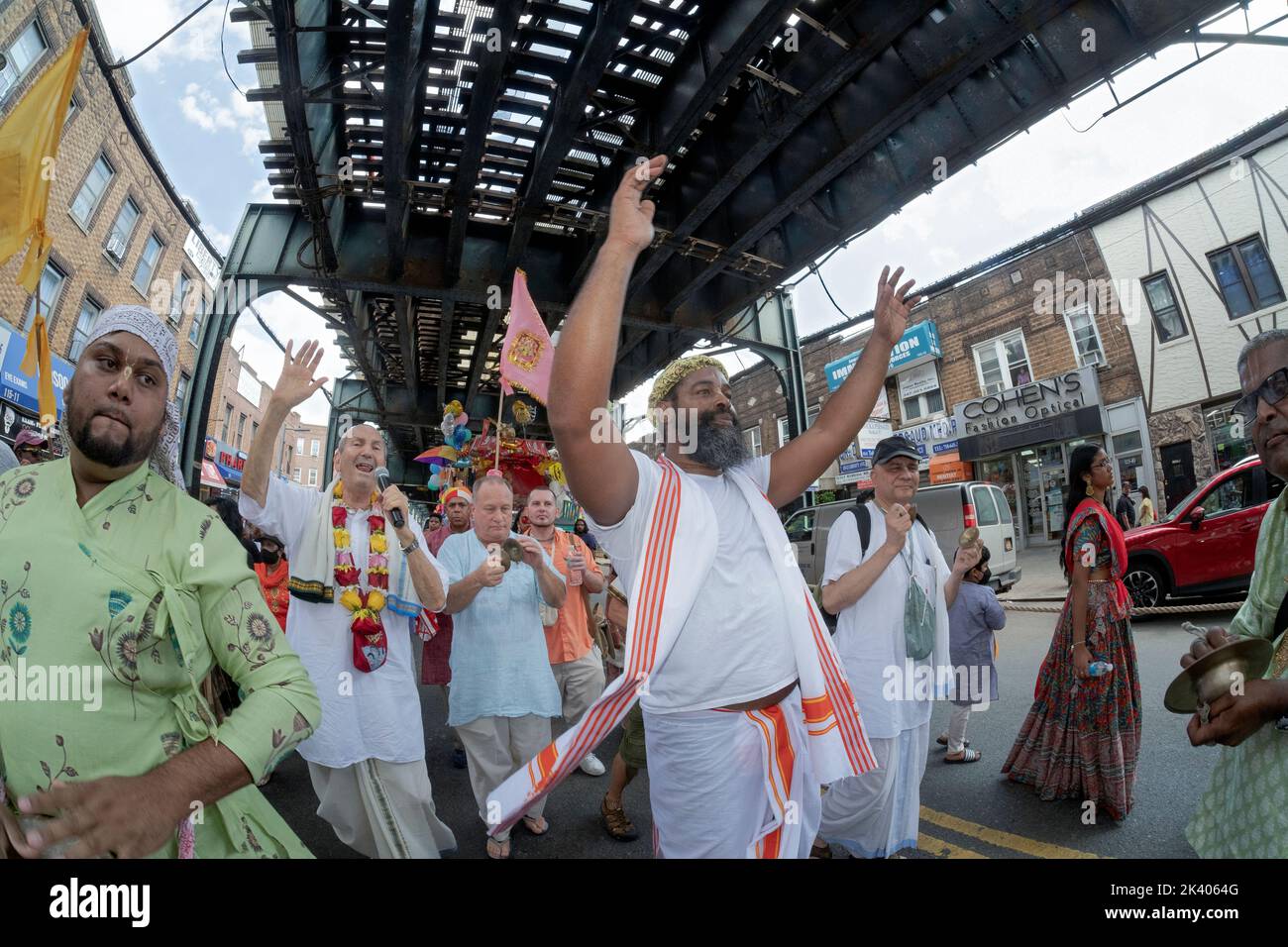 Ecstatic Hare Krishna Hindous danse et joue de la musique sous le métro surélevé au défilé annuel de Ratha Yatra à Richmond Hill, Queens, New York. Banque D'Images