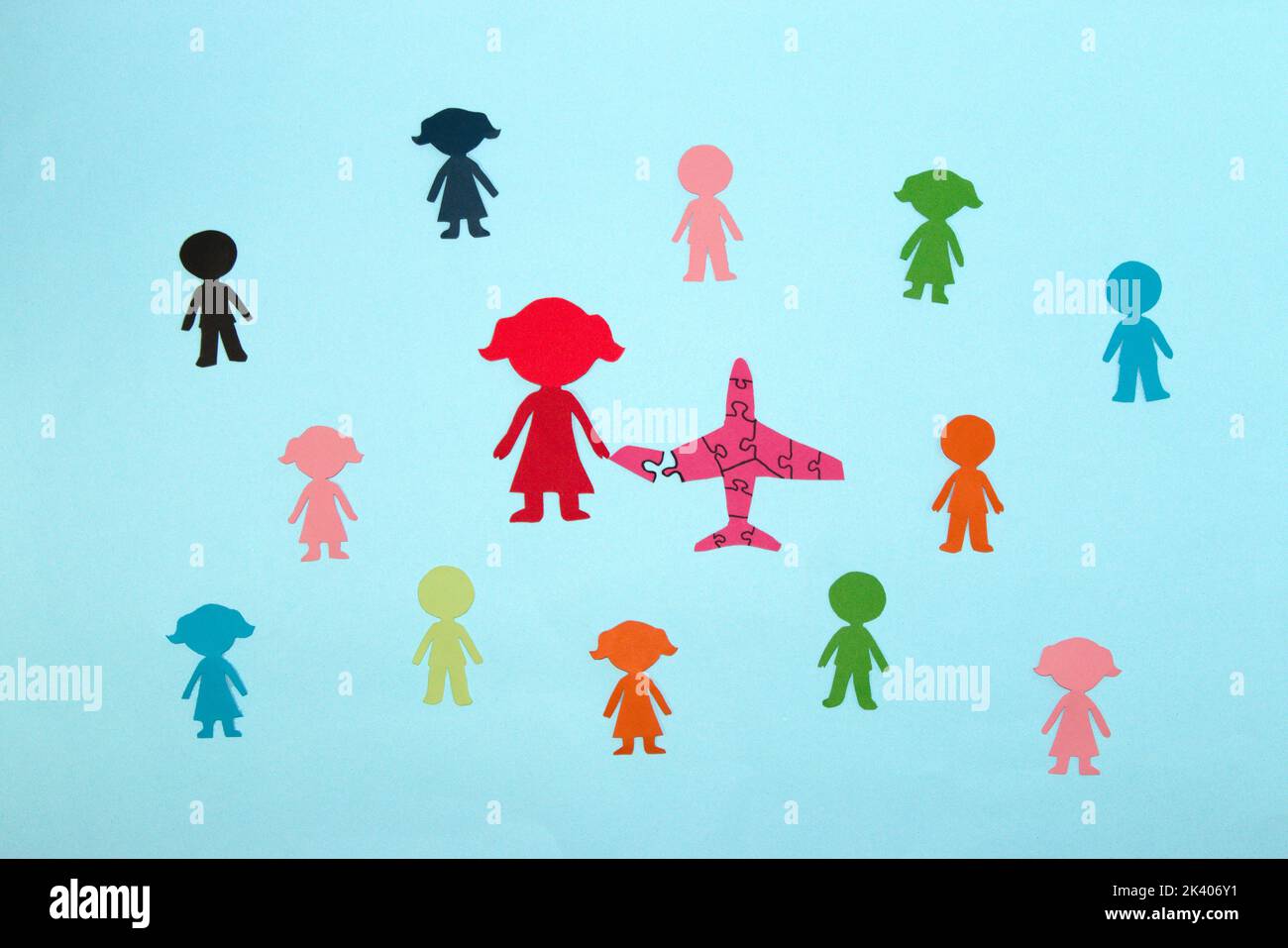 la femme d'affaires en tant que leader met ensemble la dernière pièce du puzzle d'affaires qu'elle et son équipe ont mis ensemble, le concept d'affaires créatif, falt lay Banque D'Images