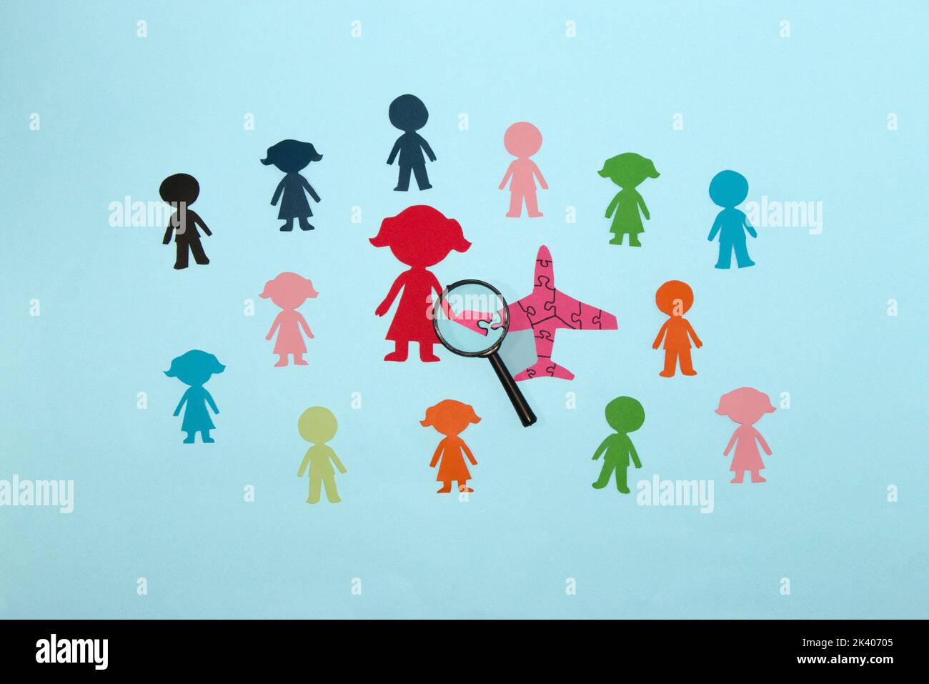 la femme d'affaires en tant que leader met ensemble la dernière pièce du puzzle d'affaires qu'elle et son équipe ont mis ensemble, le concept d'affaires créatif, falt lay Banque D'Images