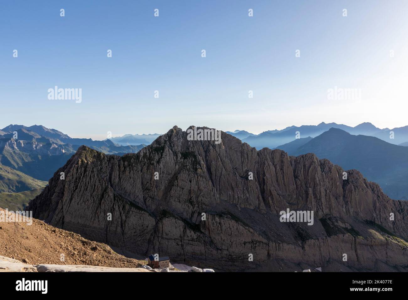 Vue sur un pic de Sarradets avec des vallées de montagne, Pyrénées Occidentales, France Banque D'Images