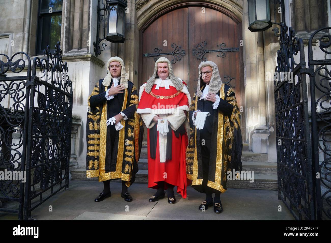 (De gauche à droite) le secrétaire à la Justice Brandon Lewis, aux côtés du juge en chef Lord Burnett et du maître des Rolls Sir Geoffrey Vos, devant les cours royales de justice, dans le centre de Londres, devant sa prestation de serment en tant que Lord Chancelier. Date de la photo: Jeudi 29 septembre 2022. Banque D'Images