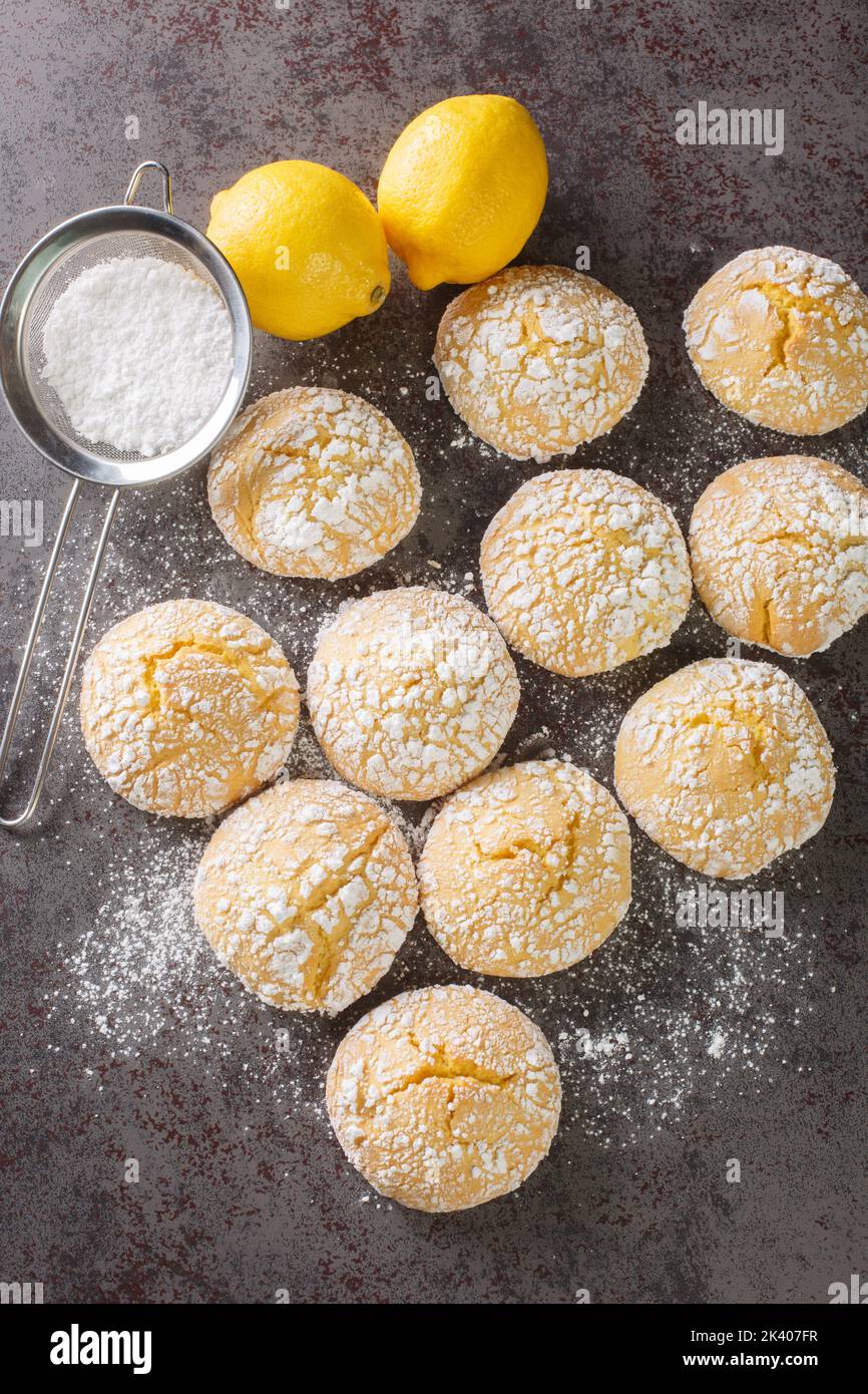 Biscuits aigre-doux au citron avec sucre en poudre et zeste de gros plan sur la table. Vue verticale du dessus Banque D'Images
