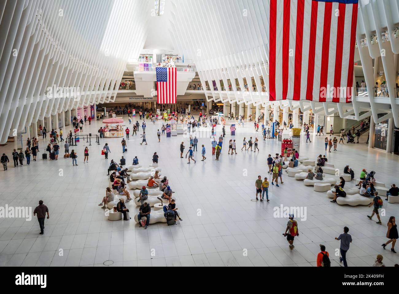 Intérieur de la station World Trade Center (PATH), également connue sous le nom d'Oculus, conçu par l'architecte Santiago Calatrava, Manhattan, New York, Etats-Unis Banque D'Images