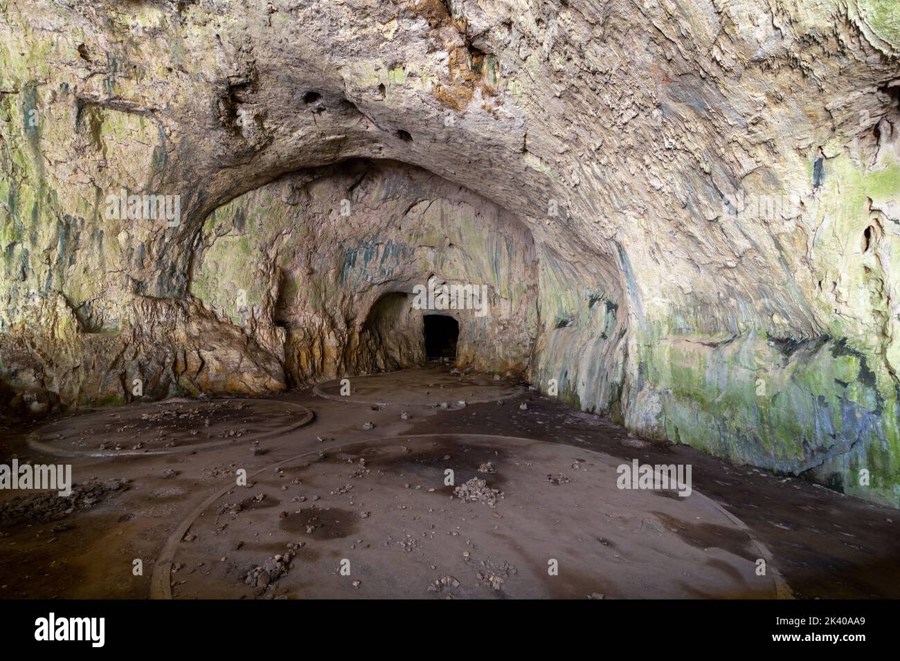 La grotte géante de Devetashka avec un écosystème incroyable à l'intérieur. Situé près de la ville de Lovech en Bulgarie. Banque D'Images
