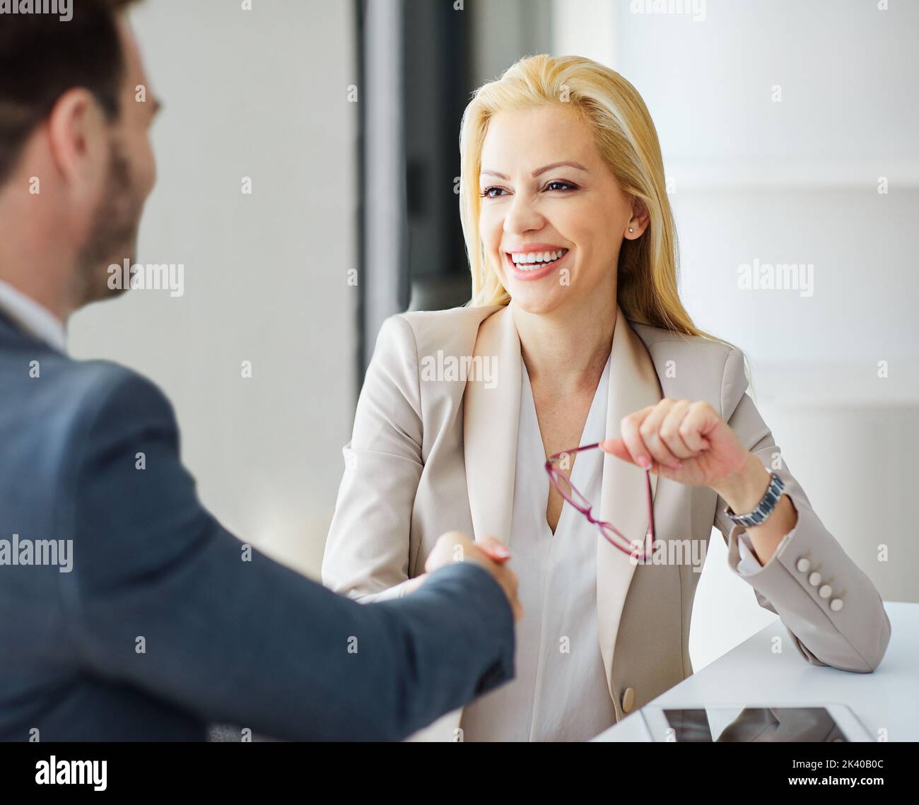 femme d'affaires traite contrat poignée de main poignée de main traite agent d'affaires contrat client Banque D'Images