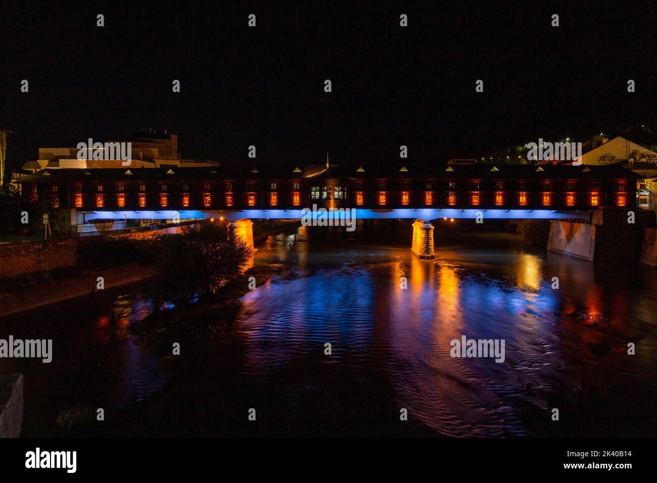 Le pont couvert coloré à Lovech, Bulgarie la nuit. Le pont est construit au-dessus de la rivière Osam. Banque D'Images