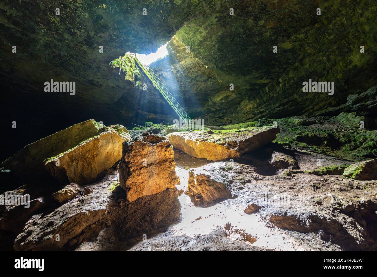 Grotte de Stalbitsata signifiant l'escalier, avec un trou sur le plafond. Entre le ciel et l'enfer concept. Il est situé près de la ville de Lovech en Bulgarie. Banque D'Images