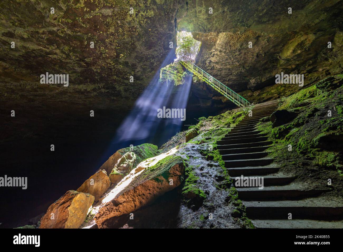 Grotte de Stalbitsata signifiant l'escalier, avec un trou sur le plafond. Entre le ciel et l'enfer concept. Il est situé près de la ville de Lovech en Bulgarie. Banque D'Images