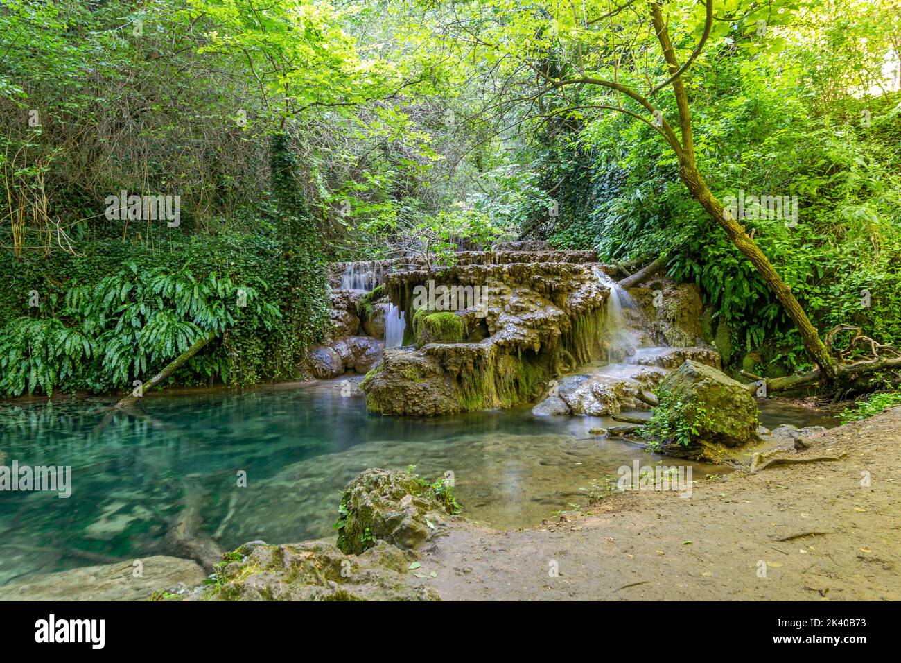 Les incroyables cascades de Krushunski avec des eaux turquoises et de la mousse verte. Situé près de la ville de Lovech en Bulgarie Banque D'Images
