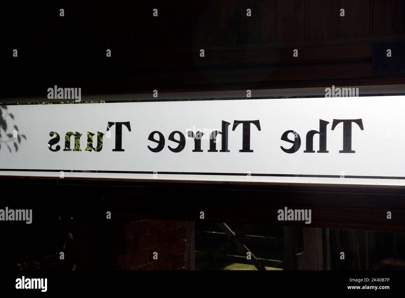 Le panneau de pub Three Tuns s'inverse sur le verre gravé, Henley-in-Arden, Warwickshire, Angleterre, Royaume-Uni Banque D'Images