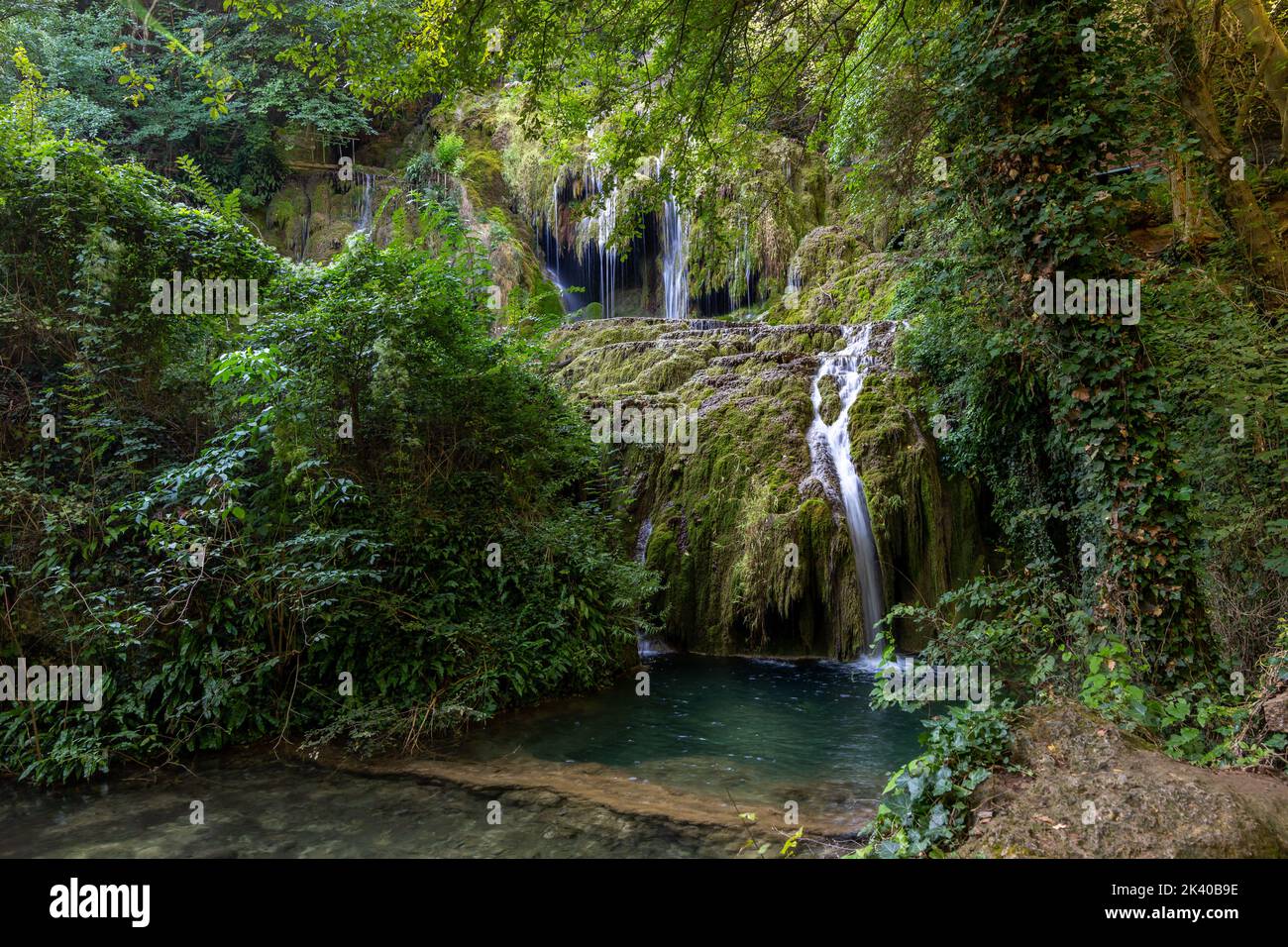 Les incroyables cascades de Krushunski avec des eaux turquoises et de la mousse verte. Situé près de la ville de Lovech en Bulgarie Banque D'Images