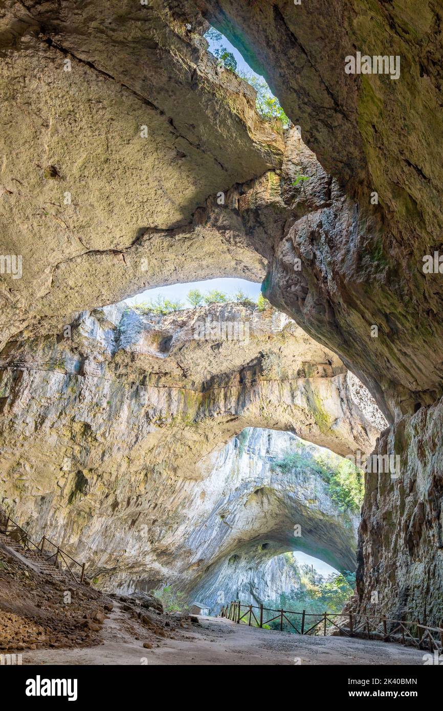 La grotte géante de Devetashka avec un écosystème incroyable à l'intérieur. Situé près de la ville de Lovech en Bulgarie. Banque D'Images