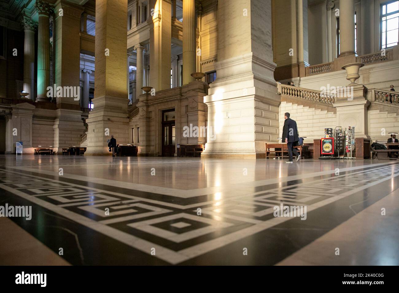 L'illustration montre le premier jour du procès de sept hommes, accusés du meurtre de Dieudonne Boula en 2019, devant le tribunal d'assises de Bruxelles-capitale, à Bruxelles, le jeudi 29 septembre 2022. Dieudonne 'dido' Boula a été poignardée à mort le 26 mai 2019, dans une galerie marchande du quartier de Matonge à Ixelles - Elsene, Bruxelles. BELGA PHOTO HATIM KAGHAT Banque D'Images