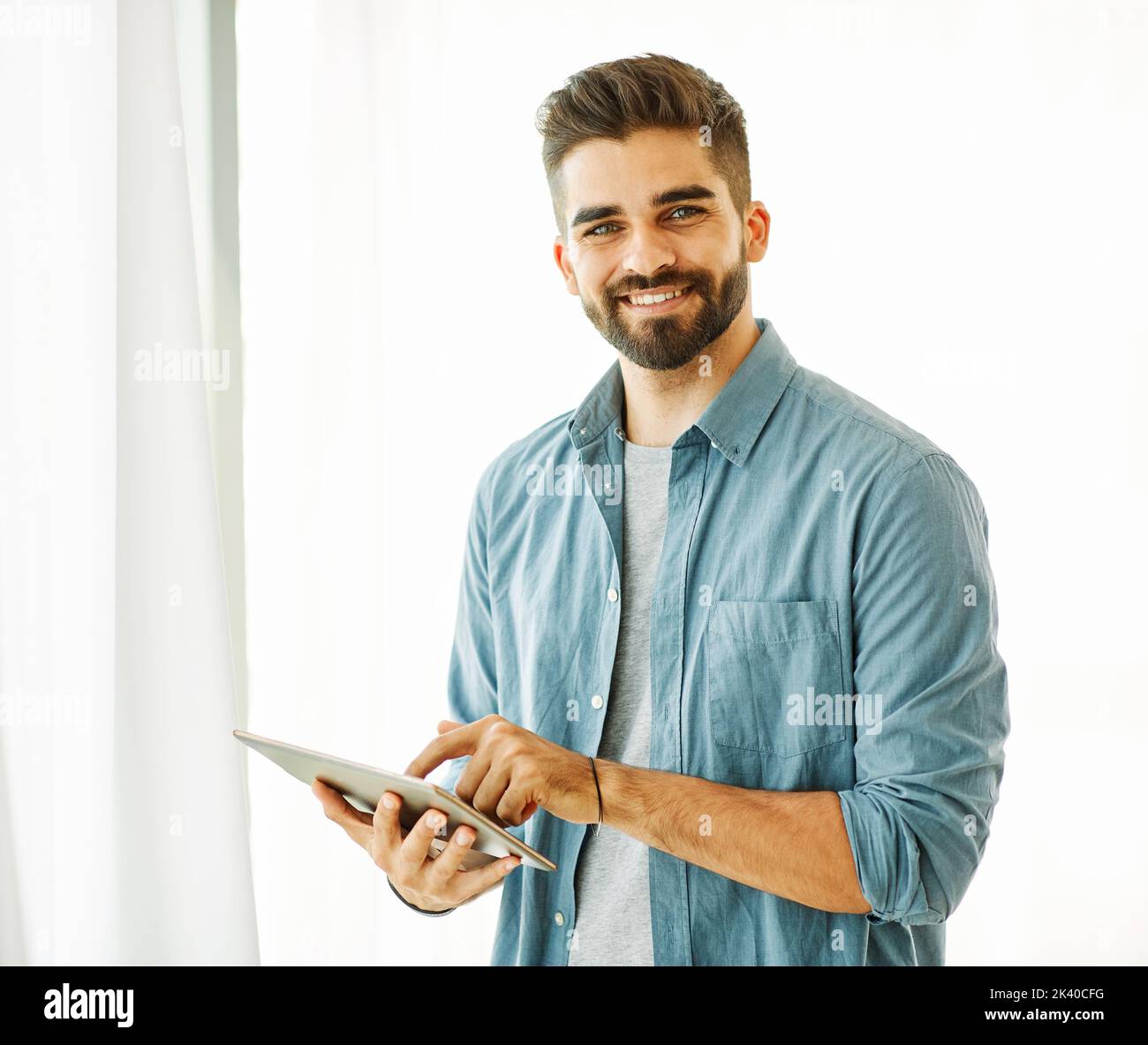 portrait homme technologie de tablette homme ordinateur jeune heureux style de vie beau sourire internet numérique en ligne Banque D'Images