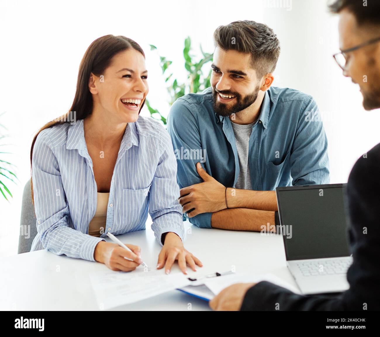 jeune couple qui tremble les mains traiter contrat immobilier investissement bureau d'affaires agent d'accord Banque D'Images
